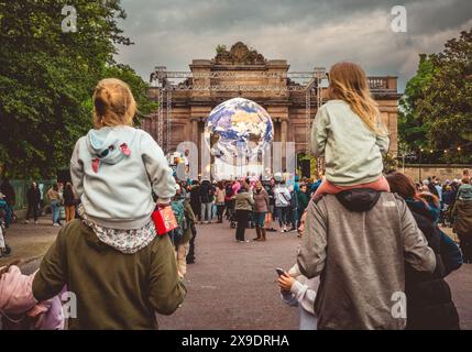 Opere d'arte di Gaia in mostra al Birkenhead Park 30.05.24 Foto Stock