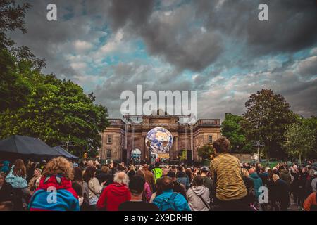 Opere d'arte di Gaia in mostra al Birkenhead Park 30.05.24 Foto Stock