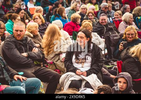 Opere d'arte di Gaia in mostra al Birkenhead Park 30.05.24 Foto Stock