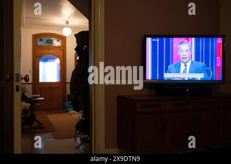 Nigel Farage viene visto sullo schermo TV di una casa residenziale durante la trasmissione in diretta di BBC TV Question Time nella prima settimana della campagna elettorale del 2024, il 30 maggio 2024, a Londra, Inghilterra. Foto Stock