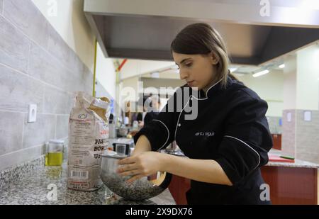 30 maggio 2024: Gaziantep, Turkiye. 30 maggio 2024. Gli studenti del Dipartimento di Arti culinarie della Gaziantep Islamic Science and Technology University preparano il cibo durante un evento di formazione nel campus (Credit Image: © Zakariya Yahya/IMAGESLIVE via ZUMA Press Wire) SOLO PER USO EDITORIALE! Non per USO commerciale! Foto Stock