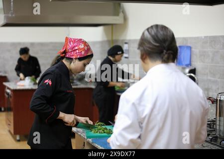 30 maggio 2024: Gaziantep, Turkiye. 30 maggio 2024. Gli studenti del Dipartimento di Arti culinarie della Gaziantep Islamic Science and Technology University preparano il cibo durante un evento di formazione nel campus (Credit Image: © Zakariya Yahya/IMAGESLIVE via ZUMA Press Wire) SOLO PER USO EDITORIALE! Non per USO commerciale! Foto Stock