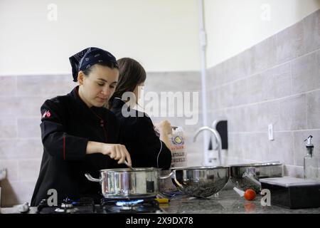 30 maggio 2024: Gaziantep, Turkiye. 30 maggio 2024. Gli studenti del Dipartimento di Arti culinarie della Gaziantep Islamic Science and Technology University preparano il cibo durante un evento di formazione nel campus (Credit Image: © Zakariya Yahya/IMAGESLIVE via ZUMA Press Wire) SOLO PER USO EDITORIALE! Non per USO commerciale! Foto Stock