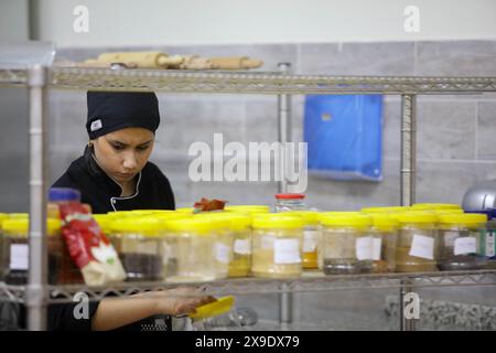 30 maggio 2024: Gaziantep, Turkiye. 30 maggio 2024. Gli studenti del Dipartimento di Arti culinarie della Gaziantep Islamic Science and Technology University preparano il cibo durante un evento di formazione nel campus (Credit Image: © Zakariya Yahya/IMAGESLIVE via ZUMA Press Wire) SOLO PER USO EDITORIALE! Non per USO commerciale! Foto Stock