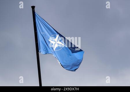 Praga, Cechia. 31 maggio 2024. La bandiera della NATO è visibile sul Palazzo Czernin a Praga durante il secondo giorno di riunione informale dei ministri degli Esteri della NATO a Praga, in Cechia, il 31 maggio 2024. E' l'ultima riunione dei rappresentanti della NATO prima del vertice ad alto livello a Washington. L'incontro si concentra sulla guerra della Russia in Ucraina. (Foto di Dominika Zarzycka/Sipa USA) credito: SIPA USA/Alamy Live News Foto Stock