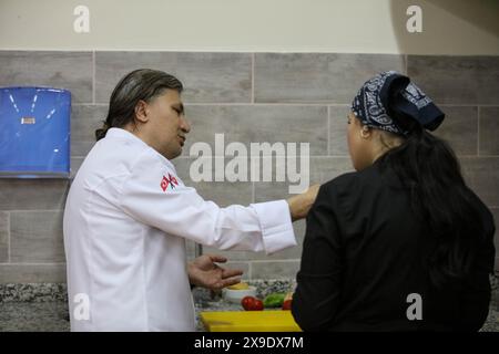 30 maggio 2024: Gaziantep, Turkiye. 30 maggio 2024. Gli studenti del Dipartimento di Arti culinarie della Gaziantep Islamic Science and Technology University preparano il cibo durante un evento di formazione nel campus (Credit Image: © Zakariya Yahya/IMAGESLIVE via ZUMA Press Wire) SOLO PER USO EDITORIALE! Non per USO commerciale! Foto Stock