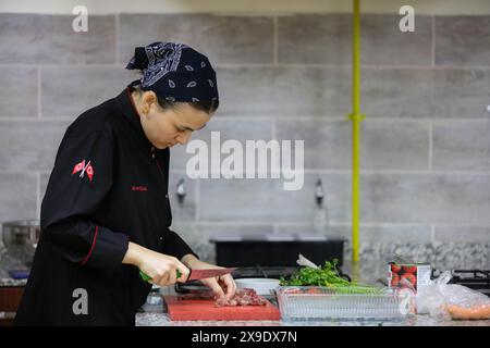 30 maggio 2024: Gaziantep, Turkiye. 30 maggio 2024. Gli studenti del Dipartimento di Arti culinarie della Gaziantep Islamic Science and Technology University preparano il cibo durante un evento di formazione nel campus (Credit Image: © Zakariya Yahya/IMAGESLIVE via ZUMA Press Wire) SOLO PER USO EDITORIALE! Non per USO commerciale! Foto Stock