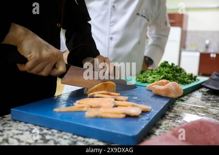 30 maggio 2024: Gaziantep, Turkiye. 30 maggio 2024. Gli studenti del Dipartimento di Arti culinarie della Gaziantep Islamic Science and Technology University preparano il cibo durante un evento di formazione nel campus (Credit Image: © Zakariya Yahya/IMAGESLIVE via ZUMA Press Wire) SOLO PER USO EDITORIALE! Non per USO commerciale! Foto Stock