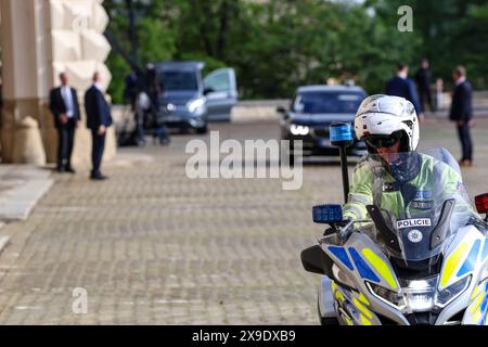 Praga, Cechia. 31 maggio 2024. La scorta del Palice è vista di fronte al Palazzo Czernin a Praga mentre i delegati arrivano durante il secondo giorno della riunione informale dei ministri degli affari Esteri della NATO a Praga, in Cechia, il 31 maggio 2024. E' l'ultima riunione dei rappresentanti della NATO prima del vertice ad alto livello a Washington. L'incontro si concentra sulla guerra della Russia in Ucraina. (Foto di Dominika Zarzycka/Sipa USA) credito: SIPA USA/Alamy Live News Foto Stock