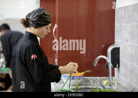 30 maggio 2024: Gaziantep, Turkiye. 30 maggio 2024. Gli studenti del Dipartimento di Arti culinarie della Gaziantep Islamic Science and Technology University preparano il cibo durante un evento di formazione nel campus (Credit Image: © Zakariya Yahya/IMAGESLIVE via ZUMA Press Wire) SOLO PER USO EDITORIALE! Non per USO commerciale! Foto Stock