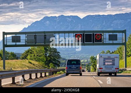 Endlich Urlaub. Auf der Autobahn A8 von München nach Salzburg , mit einem wunderbaren Blick im Morgenlicht auf den Untersberg. Anger Bayern Deutschland *** finalmente vacanza sull'autostrada A8 da Monaco a Salisburgo, con una vista meravigliosa alla luce del mattino sulla rabbia di Untersberg Baviera Germania Copyright: XRolfxPossx Foto Stock
