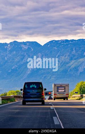 Endlich Urlaub. Auf der Autobahn A8 von München nach Salzburg , mit einem wunderbaren Blick im Morgenlicht auf den Untersberg. Anger Bayern Deutschland *** finalmente vacanza sull'autostrada A8 da Monaco a Salisburgo, con una vista meravigliosa alla luce del mattino sulla rabbia di Untersberg Baviera Germania Copyright: XRolfxPossx Foto Stock