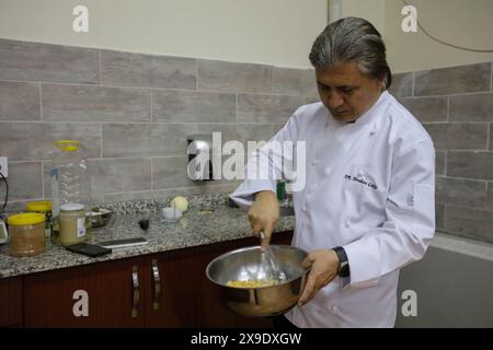 30 maggio 2024: Gaziantep, Turkiye. 30 maggio 2024. Gli studenti del Dipartimento di Arti culinarie della Gaziantep Islamic Science and Technology University preparano il cibo durante un evento di formazione nel campus (Credit Image: © Zakariya Yahya/IMAGESLIVE via ZUMA Press Wire) SOLO PER USO EDITORIALE! Non per USO commerciale! Foto Stock