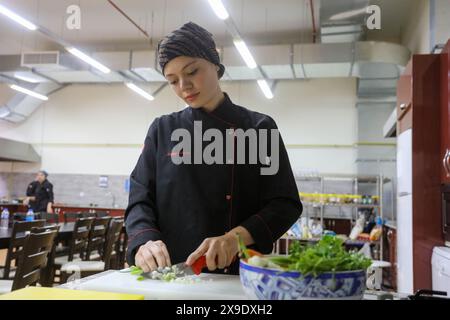 30 maggio 2024: Gaziantep, Turkiye. 30 maggio 2024. Gli studenti del Dipartimento di Arti culinarie della Gaziantep Islamic Science and Technology University preparano il cibo durante un evento di formazione nel campus (Credit Image: © Zakariya Yahya/IMAGESLIVE via ZUMA Press Wire) SOLO PER USO EDITORIALE! Non per USO commerciale! Foto Stock