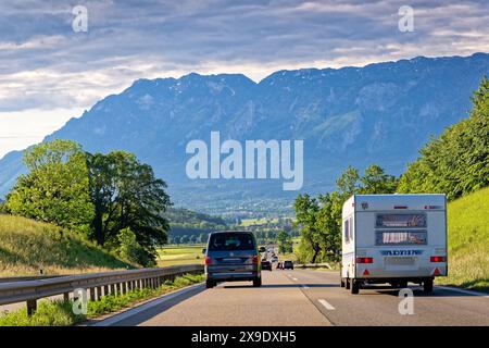 Endlich Urlaub. Auf der Autobahn A8 von München nach Salzburg , mit einem wunderbaren Blick im Morgenlicht auf den Untersberg. Anger Bayern Deutschland *** finalmente vacanza sull'autostrada A8 da Monaco a Salisburgo, con una vista meravigliosa alla luce del mattino sulla rabbia di Untersberg Baviera Germania Copyright: XRolfxPossx Foto Stock