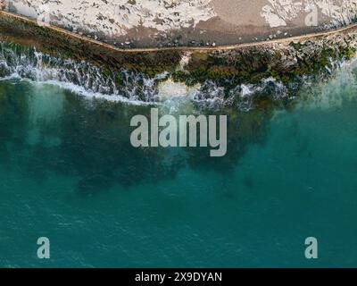 Veduta aerea di una costa con acqua limpida Foto Stock