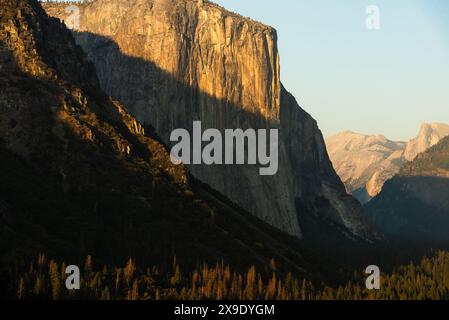 El Capitan nel Parco Nazionale di Yosemite al tramonto con ombre spettacolari. Foto Stock