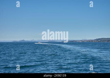 Vigo, Pontevedra, Spagna; 29 maggio 2024; Uno yacht bianco naviga lasciando una scia verso le Isole Cies a Vigo Foto Stock