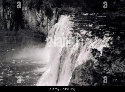 Fotografia in bianco e nero di una cascata scattata su pellicola da 35 mm. Foto Stock