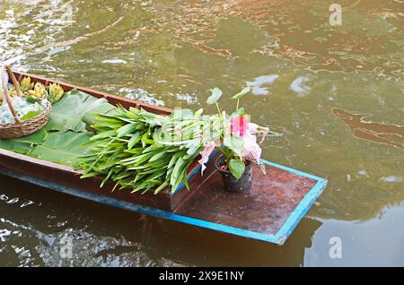 Barca che vende foglie di panda come ingrediente da cucina, mercato galleggiante di Khlong Lad Mayom a Bangkok, Thailandia Foto Stock