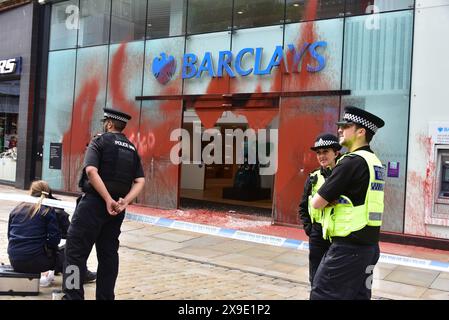 Barclays Bank, Market Street, nel centro di Manchester, Regno Unito, la facciata in vetro si è frantumata e ricoperta di vernice rossa il 31 maggio 2024. Negli ultimi mesi i manifestanti pro-Palestina hanno preso di mira questa banca e gettato vernice rossa ad altre imprese che credono stiano sostenendo Israele. Foto Stock