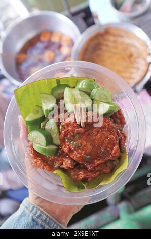 Deliziosa torta di pesce fritta tailandese preparata al momento chiamata Tod Mun Pla Foto Stock