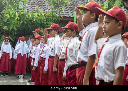Yogyakarta, 10 marzo 2024. Il numero di studenti si sta unendo alla cerimonia. L’agenda è iniziata prima che il ‘Kelas Inspirasi’ inizi con il volontario Foto Stock