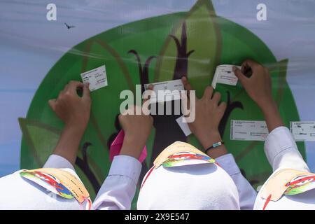 Yogyakarta, 10 marzo 2024. Diversi studenti mettono un giornale con i loro sogni. L’ordine del giorno è iniziato dopo il “Kelas Inspirasi”. Foto Stock