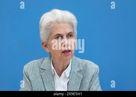 Marie-Agnes Strack-Zimmermann, membro del Bundestag tedesco (FDP), presidente del Comitato difesa del Bundestag tedesco e candidato di primo piano del FDP per le elezioni europee, registrato durante una conferenza stampa sullo stato della politica di sicurezza e di difesa in Germania e in Europa nella camera della Conferenza stampa federale di Berlino, 31 maggio 2024. Foto Stock