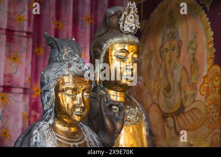 Antiche statue di Guanyin, Guan Yin o Kuan Yin. È il bodhisattva buddista associato alla compassione. Tempio Gangaramaya, il più importante Foto Stock