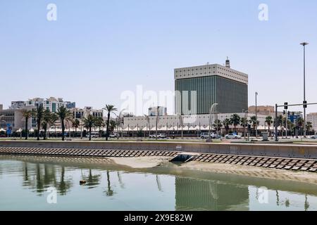 Doha, Qatar - 1 maggio 2024: Edificio della Banca centrale del Qatar (ex Autorità monetaria del Qatar) nel centro di Doha, Qatar. Foto Stock