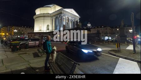 Chiesa neoclassica Gran madre di Dio a Torino e Monte dei Cappuccini di notte Foto Stock