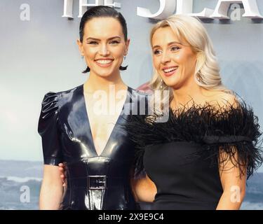 Daisy Ridley e Siobhan-Marie o'Connor partecipano alla proiezione di gala del Regno Unito per "Young Woman and the Sea" al Curzon Mayfair di Londra. Foto Stock