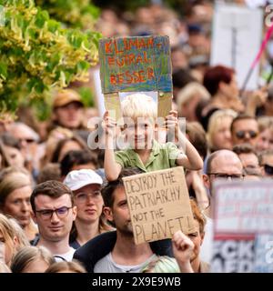 Berlino, Germania. 31. Mai 2024. Junge hält Schild Klimaneutral besser bei Fridays for Future Demo Beim Brandenburger Tor vor der Europawahl. Berlino *** Berlino, Germania 31 maggio 2024 Boy detiene il segno Climate Neutral Better at Fridays per la futura demo alla porta di Brandeburgo prima delle elezioni europee di Berlino Foto Stock