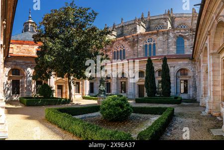 Astorga, Spagna - 12 aprile 2024: Veduta del chiostro e del cortile interno della Cattedrale di Santa Maria ad Astorga Foto Stock