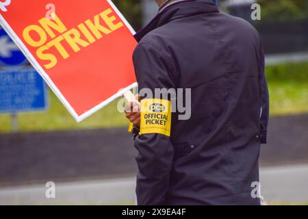 Londra, Inghilterra, Regno Unito. 31 maggio 2024. I membri del PCS (Public and Commercial Services union) si trovano al picchetto vicino all'aeroporto di Heathrow mentre gli ufficiali delle forze di frontiera iniziano uno sciopero di tre giorni. (Credit Image: © Vuk Valcic/ZUMA Press Wire) SOLO PER USO EDITORIALE! Non per USO commerciale! Foto Stock