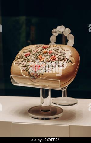 Doha, Qatar - 1 maggio 2024: Borsa iraniana fatta a mano, Hada'iq Thata Bahjah (giardini deliziosi), in legno di acero e pietre semi-preziose Foto Stock