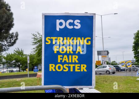 Londra, Regno Unito. 31 maggio 2024. PCS (Public and Commercial Services union) picchetto vicino all'aeroporto di Heathrow mentre gli ufficiali delle forze di frontiera iniziano uno sciopero di tre giorni. Crediti: Vuk Valcic/Alamy Live News Foto Stock