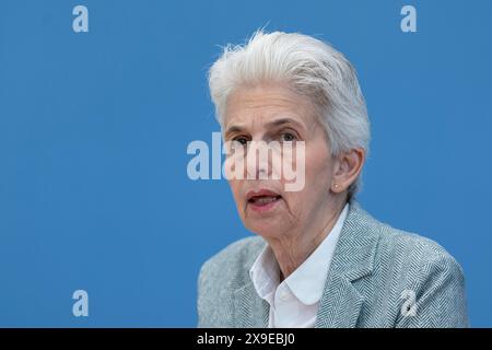 Marie-Agnes Strack-Zimmermann, membro del Bundestag tedesco (FDP), presidente del Comitato difesa del Bundestag tedesco e candidato di primo piano del FDP per le elezioni europee, registrato durante una conferenza stampa sullo stato della politica di sicurezza e di difesa in Germania e in Europa nella camera della Conferenza stampa federale di Berlino, 31 maggio 2024. Foto Stock