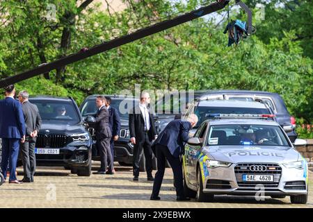 Praga, Repubblica Ceca. 31 maggio 2024. La scorta della polizia e la sicurezza sono viste di fronte al Palazzo Czernin a Praga mentre i delegati arrivano durante il secondo giorno di riunione informale dei ministri degli affari Esteri della NATO. E' l'ultima riunione dei rappresentanti della NATO prima del vertice ad alto livello a Washington. L'incontro si concentra sulla guerra della Russia in Ucraina. Credito: SOPA Images Limited/Alamy Live News Foto Stock