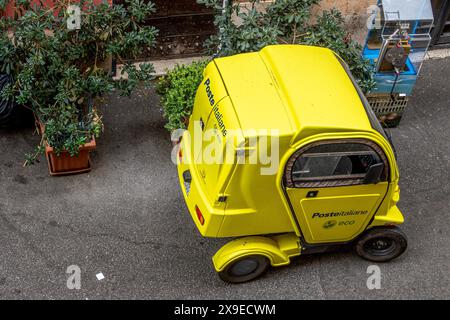 Un veicolo elettrico italiano Poste parcheggiato in via del Bufalo, una stradina stretta di Roma Foto Stock