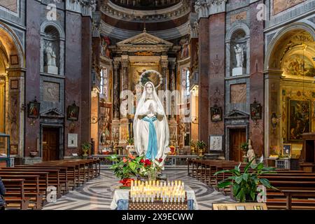 Una statua della Vergine Maria e l'interno della Chiesa di San Giacomo ad Augusta in via del corso, Roma, Italia Foto Stock