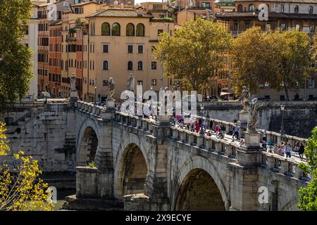 Folle di persone che camminano attraverso Ponte Sant'Angelo, un famoso ponte che attraversa il Tevere a Roma, visto da Castel Sant'Angelo, Roma, Italia Foto Stock