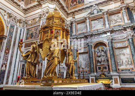 Il grande tabernacolo dorato in bronzo nella Cappella Sistina all'interno della Basilica di Santa Maria maggiore, Roma, Italia Foto Stock