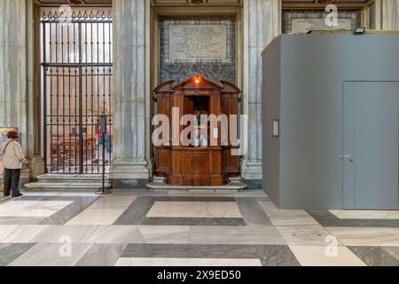 Un sacerdote seduto in una cassetta di confessione all'interno della Basilica di Santa Maria maggiore, una delle quattro Basiliche Papali a Roma, Italia. Foto Stock