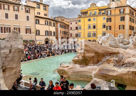 Affollata presso la Fontana di Trevi, forse la fontana più famosa del mondo, Roma, Italia Foto Stock
