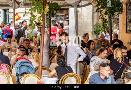 Un cameriere che parla con un cliente in un ristorante italiano a Roma, Italia Foto Stock