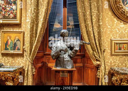 Un busto di un uomo che suona un violino in una stanza all'interno di Palazzo Doria Pamphilj, Roma, Italia Foto Stock