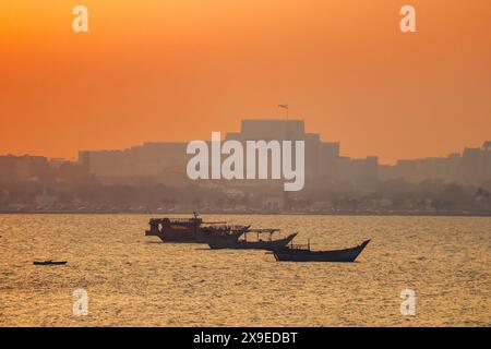 Lungomare di Doha durante un tramonto colorato Foto Stock