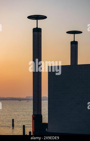 Lungomare di Doha durante un tramonto colorato Foto Stock